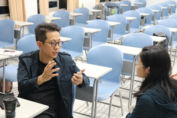 圖片標題:講者耐心回答同學問題