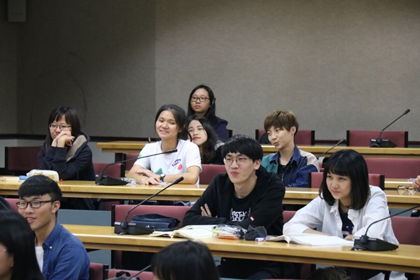 圖片標題:同學們沉浸在邱律師的演講中