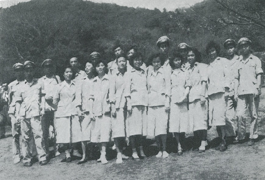 圖片標題:趙靜毅學姐(前排左三) 與同學春遊陽明山