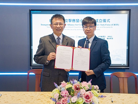 圖片標題:圖三、東吳大學校長潘維(左)與TeamT5杜浦數位安全公司創辦人蔡松廷(右)_簽約