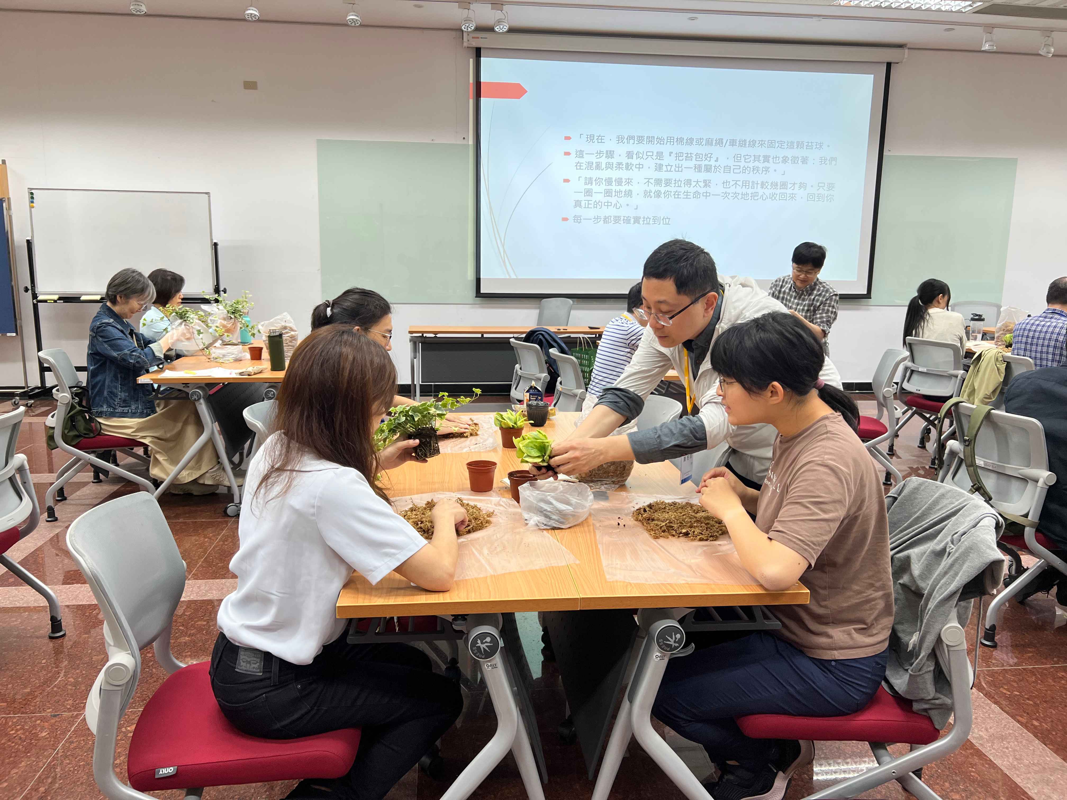 圖片標題:3.陳柏霖老師帶領園藝治療 (1)