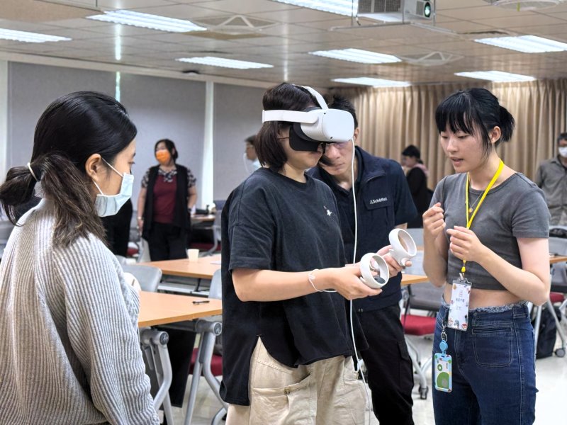 圖片標題:專業的化學系助教引導學員操作2