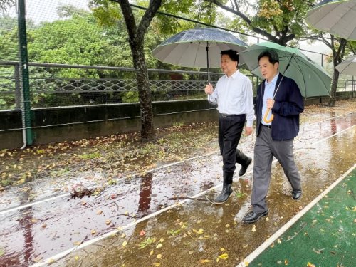 圖片標題:校長副校長巡視校園_橫