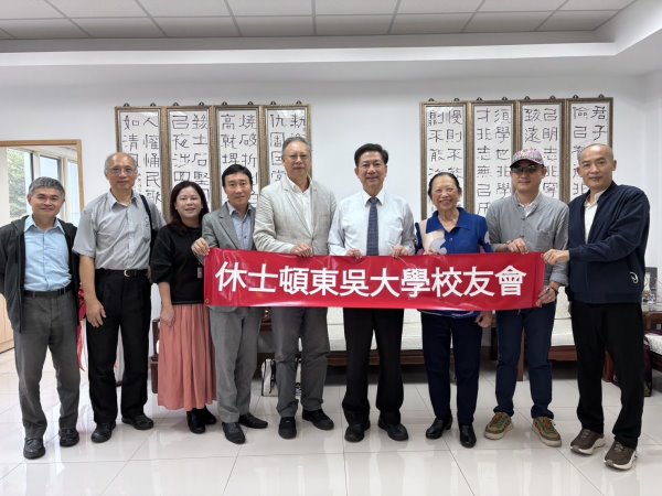 圖片標題:休士頓校友會李迎霞會長(右3)與僑聯總會緬甸辦事處尹開濬會長(中)一行人拜會詹乾隆校長