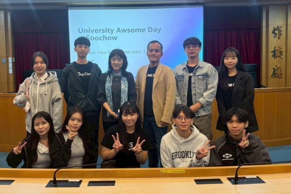 圖片標題:Stanley_Huang資深講師、人本AI研究中心朱蕙君主任同本校學生合影