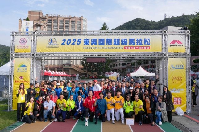 圖片標題:2025東吳國際馬拉松選手與志工在賽前記者會合照