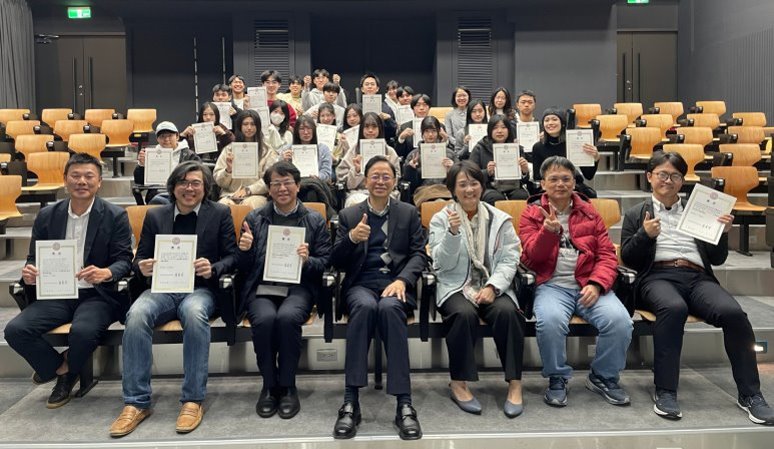 圖片標題:「文華獎學金」頒獎典禮圓滿落幕，張善政榮譽院長與獲獎師生合影留念