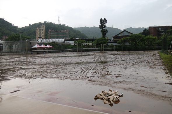圖片標題:5.積水退去，留下滿地淤泥厚