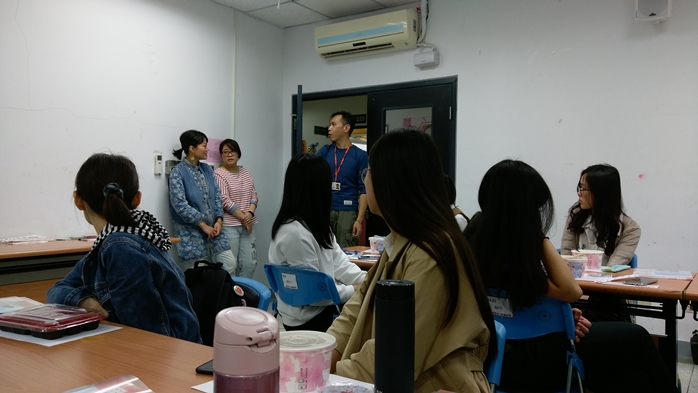 圖片標題:同學認真觀看老師示範
