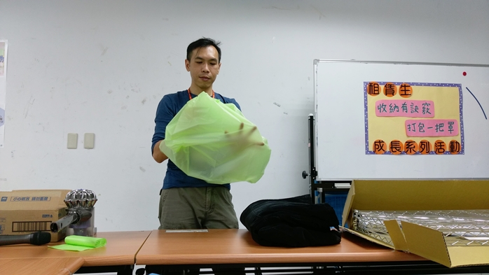 圖片標題:陳書錦規劃師示範如何用垃圾袋收納衣物