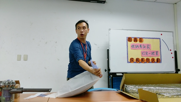 圖片標題:陳書錦規劃師示範如何用真空收納袋收納衣物