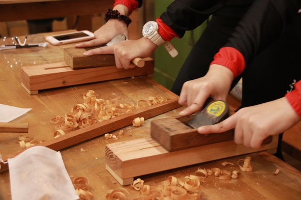 圖片標題:02 在愛木村製作環保筷子