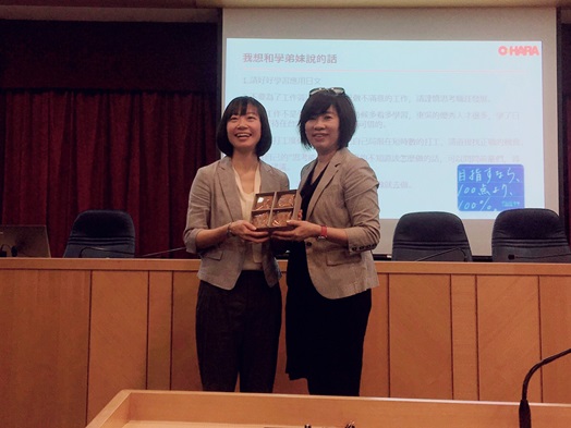 圖片標題:4.社資長和沈學姐合照