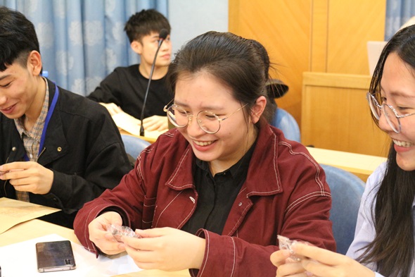 圖片標題:05 同學們收到紀念品十分驚喜