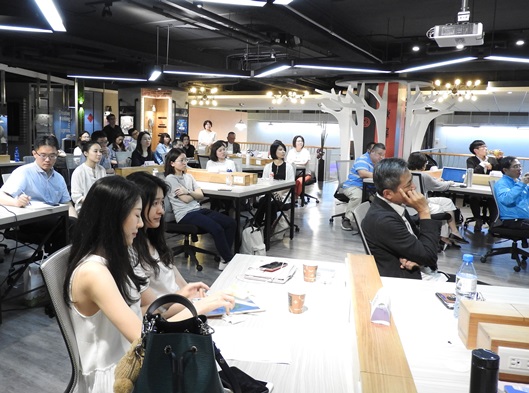 圖片標題:03 聽者專心聽講