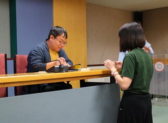 圖片標題:同學於講座後請朱老師簽書