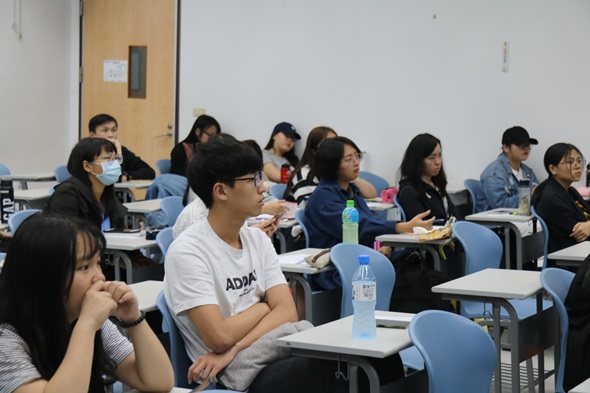 圖片標題:同學們認真聽講師介紹能源議題