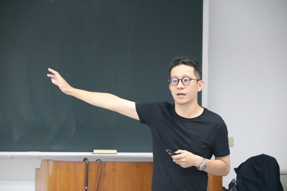 圖片標題:講者認真解說台灣能源發展現狀