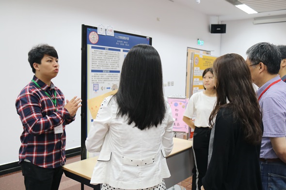 圖片標題:02 學生向評審講解創作理念