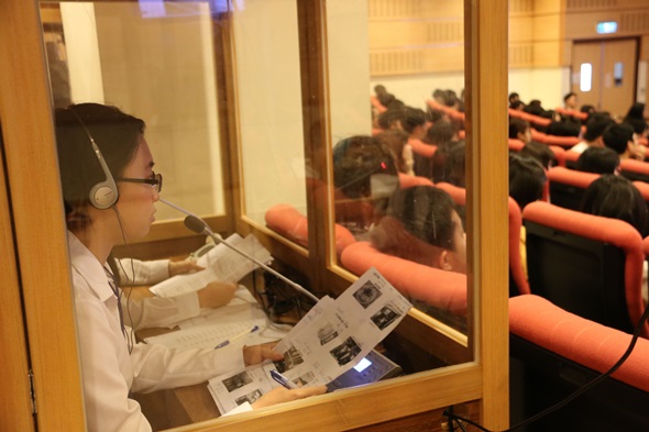 圖片標題:04進行口譯中的同學