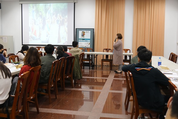 圖片標題:01 同學們專心聽講