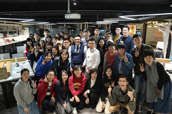 圖片標題:創創基地學長姐創業經驗談，首排右三為王秀娟學姐