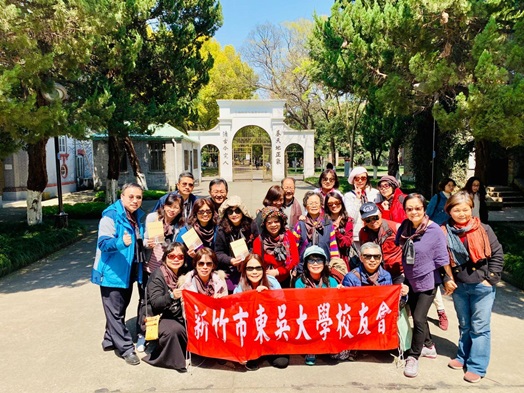 圖片標題:新竹校友會在蘇州大學校訓碑前合影20190401