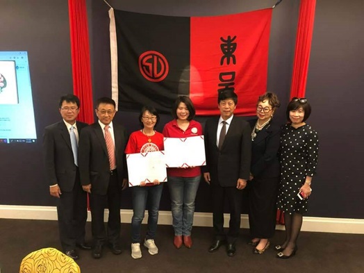 圖片標題:2019北加州新舊會長交接，左起：僑教中心閻樹榮主任、董保城副校長、劉梅梅前會長、陳思如會長、駐舊金山台北辦事處馬鍾麟處長、建國百年海外委員崔競乾、王淑芳主秘暨秘書長