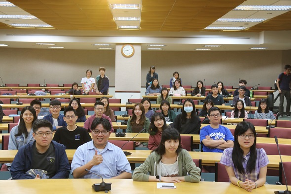 圖片標題:邱律師熱情的與同學們合照