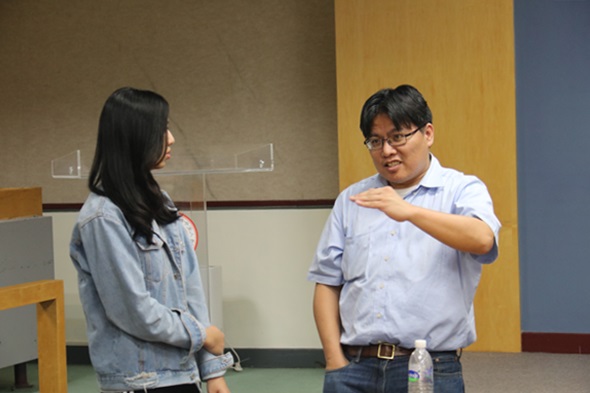 圖片標題:邱律師大方的回答同學們的問題