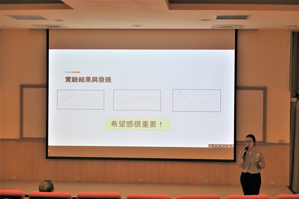 圖片標題:胡筱薇副教授報告計畫成果