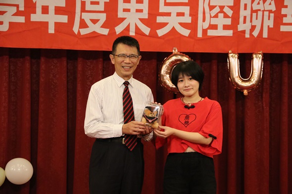 圖片標題:校長與學生合影