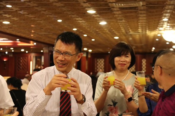 圖片標題:校長敬酒