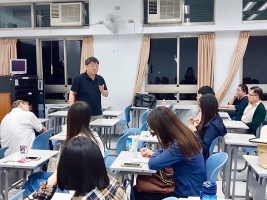 圖片標題:03 中東歐中心執行長鄭得興教授分享