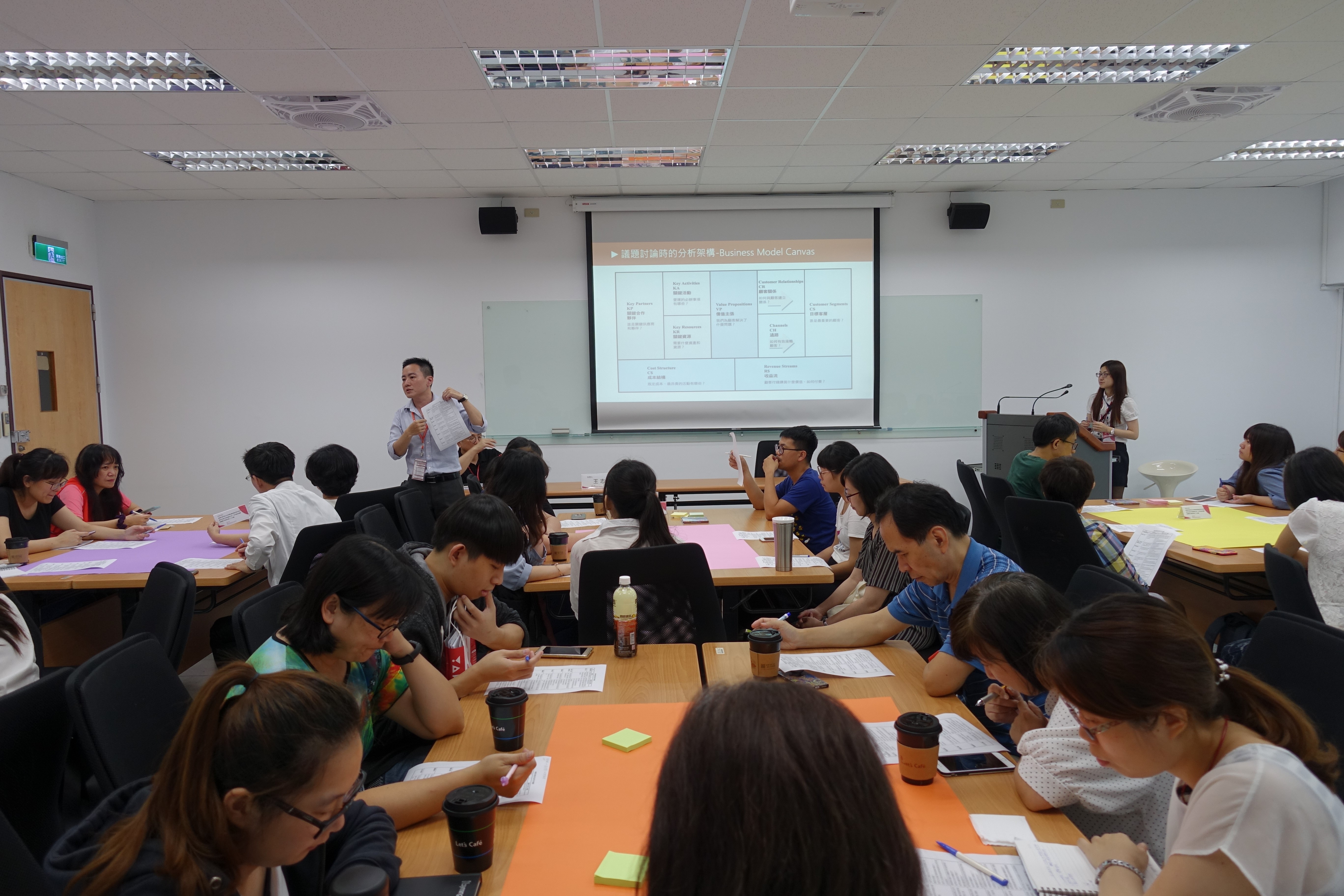 圖片標題:「公民咖啡館」進行校內學術與行政單位間的組際對話