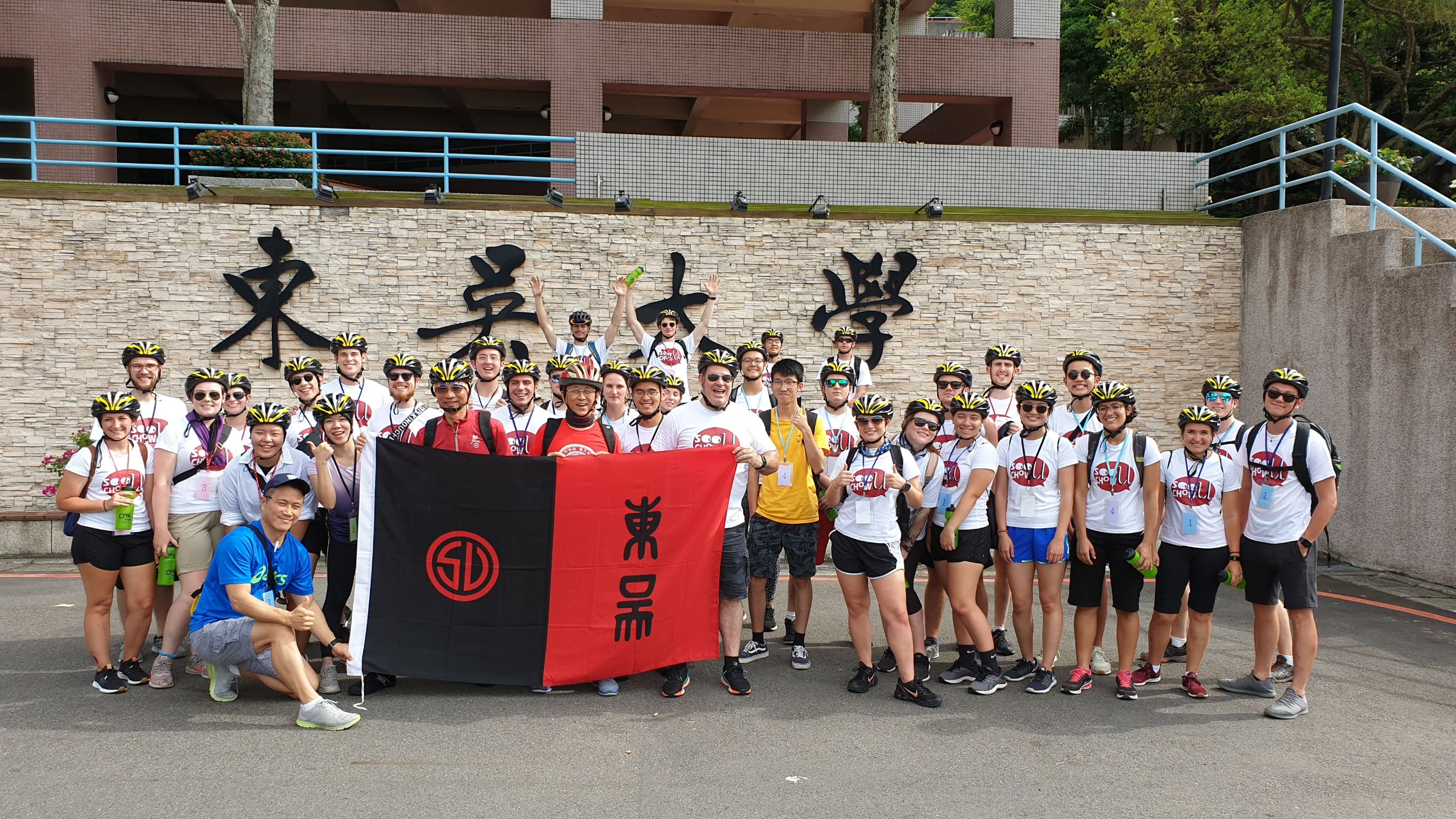 圖片標題:董副校長領軍，帶領美軍團學生騎單車遊淡水