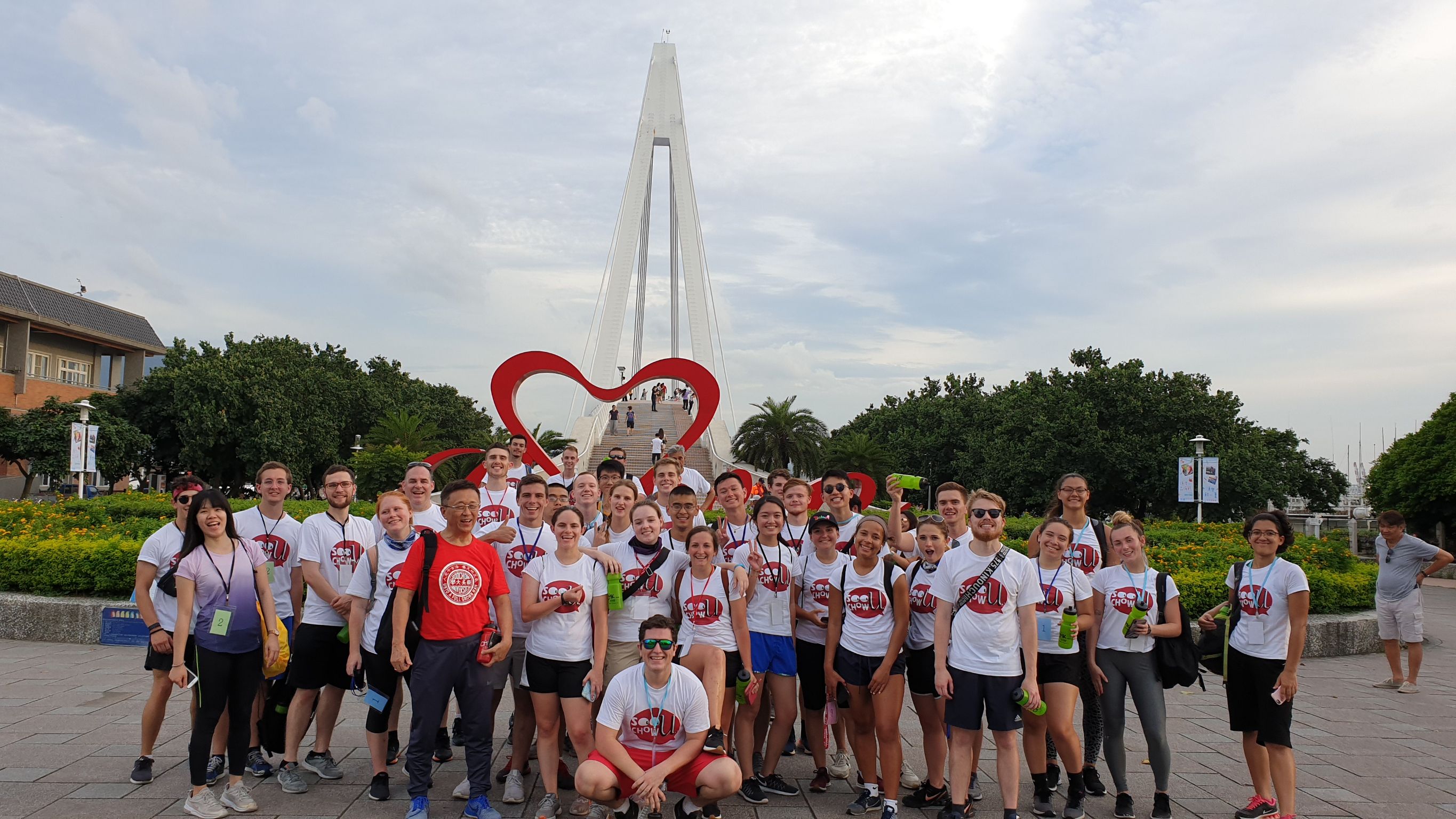 圖片標題:東吳一行人合影於漁人碼頭