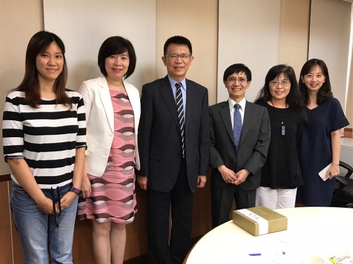 圖片標題:於城中校區討論趙靜毅學姐清寒獎學金成立事宜(左起：出納組吳瑞雯組長、王淑芳主秘暨社資長、潘維大校長、陳邦豪庭長伉儷、校拓中心莊琬琳主任)