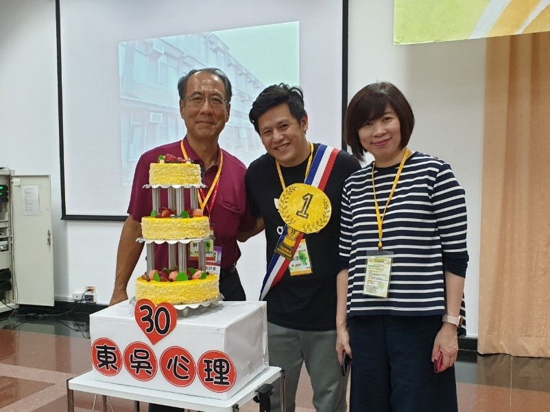 圖片標題:心理系系友會票選新任會長(由左至右：校友總會劉詩聖總顧問、心理系系友會新任會長吳丞飛學長、王淑芳主秘暨社資長)