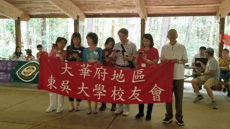 圖片標題:東吳大華府校友會成員，在6月1日台灣大專院校聯合活動上齊唱校歌