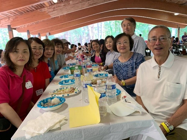 圖片標題:大華府地區的校友踴躍參與聯合野餐會