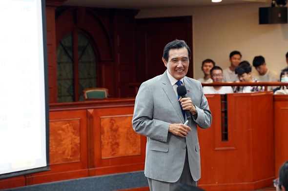 圖片標題:圖1馬前總統在東吳大學分享自身外交經驗