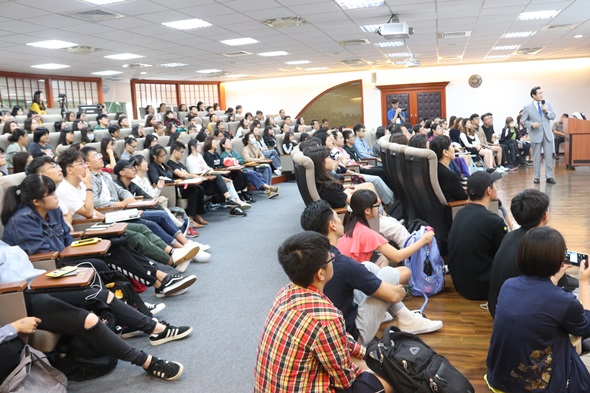 圖片標題:圖2馬前總統東吳大學演講一位難求