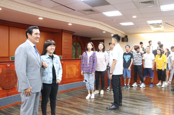 圖片標題:圖3馬前總統和東吳學生熱情合影