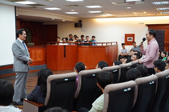 圖片標題:圖4馬前總統接受同學現場提問