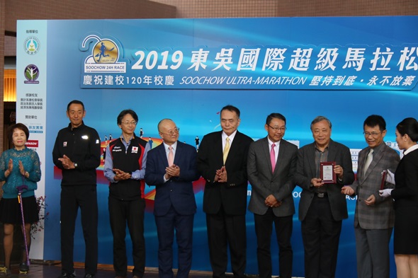 圖片標題:頒贈超馬卓越貢獻獎章