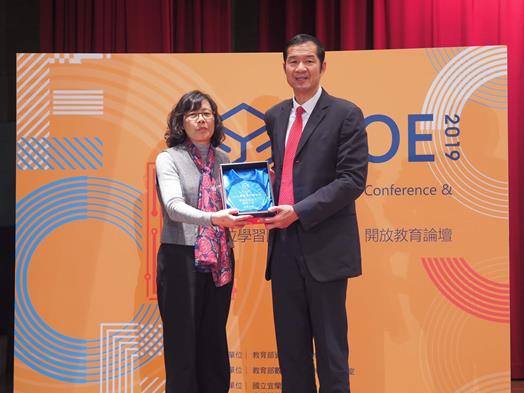 圖片標題:東方介德副教授受獎畫面-1 (Copy)