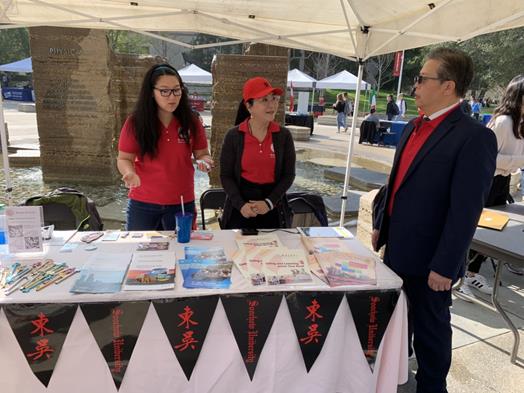 圖片標題:南加州校友會布置展出攤位 (Copy)