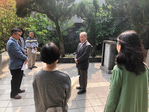 圖片標題:2020年3月20日由董保城副校長、莊媖琁總務長、政治系謝政諭老師與總務處同仁前往校內石 (Copy)