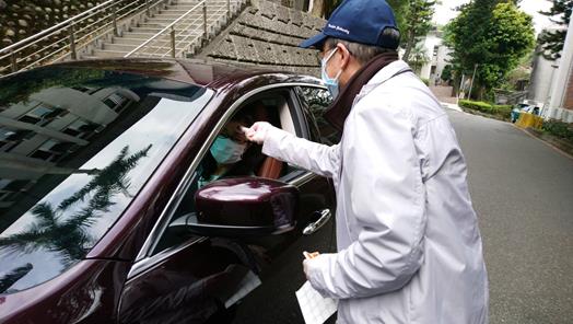 圖片標題:02趙副校長為進雙溪車輛駕駛量體溫 (Copy)